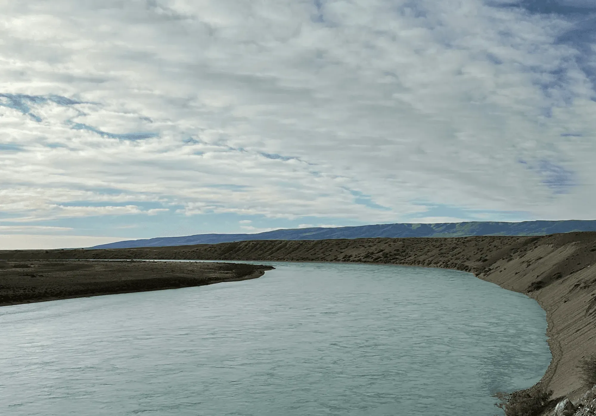 El río Santa Cruz atraviesa la estepa patagónica, límite de la estancia Cruz Aike, cerca de El Calafate